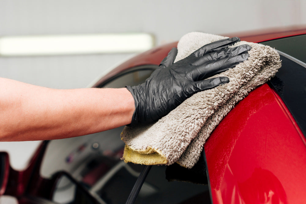 Nachbearbeitung des Autolacks mit Mikrofasertuch – perfekte Oberfläche nach der Reinigungsknete-Anwendung