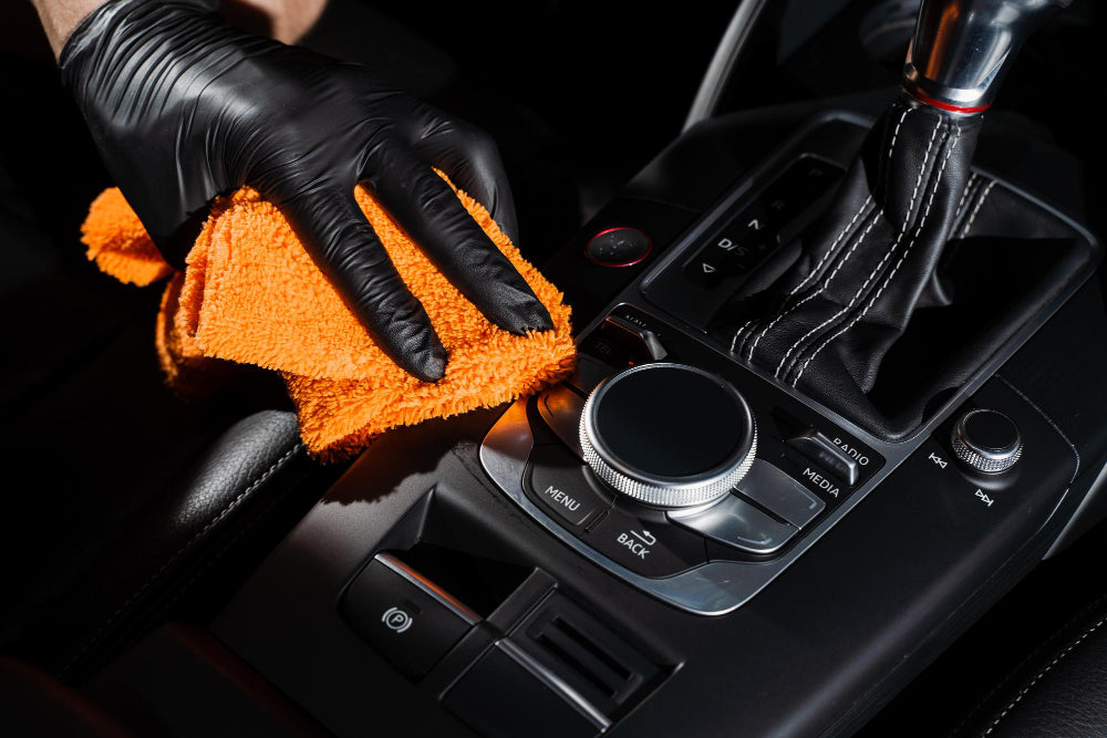 Kunststoff im Auto innen reinigen – So wird der Innenraum wieder wie neu